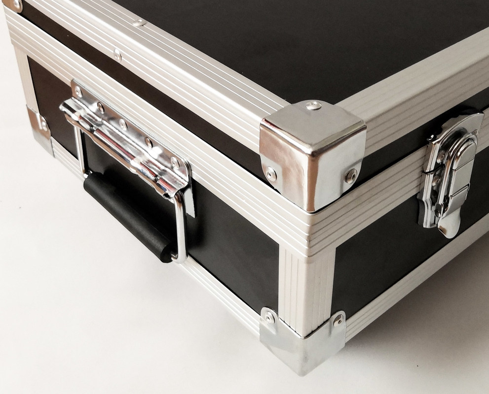 Groot de Vluchtgeval van het Groottealuminium met Vier Wielen, het Aangepaste Geval van de Aluminiumweg